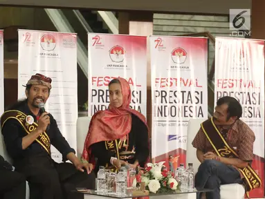 Pendiri Komunitas Tanoker, Farha Ciciek dan Suporahardjo serta aktivis tani Indonesia, Masril Koto menjadi pembicara dalam Dialog Sambung Rasa pada hari kedua Festival Prestasi Indonesia di Jakarta, Selasa (22/8). (Liputan6.com/Herman Zakharia)