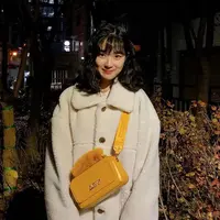 &nbsp;Kim Hye Yoon dengan gaya rambut curly memakai jaket berbulu tebal. (Dok: IG @hye_yoon1110 https://www.instagram.com/p/B5c2QEsH34t/?igsh=ejdzZWNjeGJxY2xi)