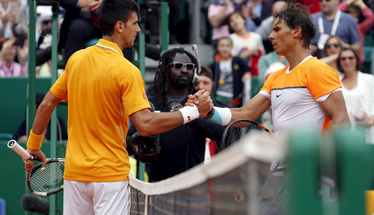 Novak Djokovic (kiri) dan Rafael Nadal (kanan) bersalaman usai bertanding keras di semifinal Monte Carlo Masters  (REUTERS/Jean-Paul Pelissier) 