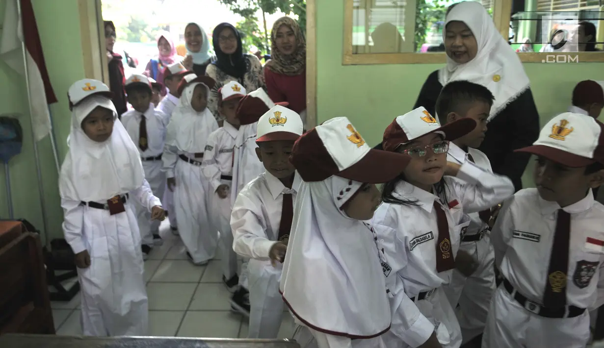 Para murid memasuki kelas untuk mengikuti aktivitas belajar mengajar di SDN Jatinegara Kaum 15 Pagi, Jakarta, Senin (15/7/2019). Sebanyak 32 anak menjadi murid baru SDN tersebut pada hari pertama masuk sekolah tahun ajaran 2019/2020. (merdeka.com/Iqbal S Nugroho)