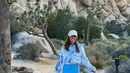 <p>Tie dye Hoodie berwarna biru dengan celana senada adalah outfit santai yang tepat saat sedang berada di California.&nbsp;(instagram/mariannerumantir)</p>
