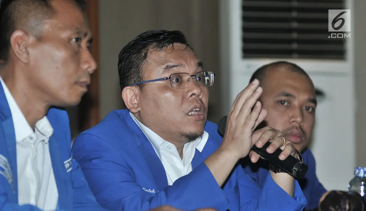 Wakil Ketua Komisi IX DPR RI Saleh Daulay (tengah) menyampaikan keterangan saat konpers di Kantor DPP PAN, Jakarta, Selasa (1/5). Dalam konpers ini Saleh Daulay menyatakan kemungkinan besar Fraksi PAN akan ikut ke Pansus TKA. (Merdeka.com/Iqbal S Nugroho)