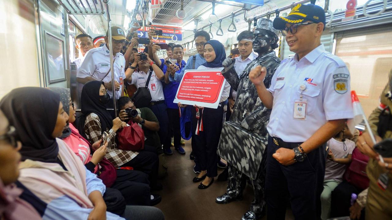 FOTO: Semarak KAI Commuter Peringati Hari Sumpah Pemuda Bareng Penumpang KRL