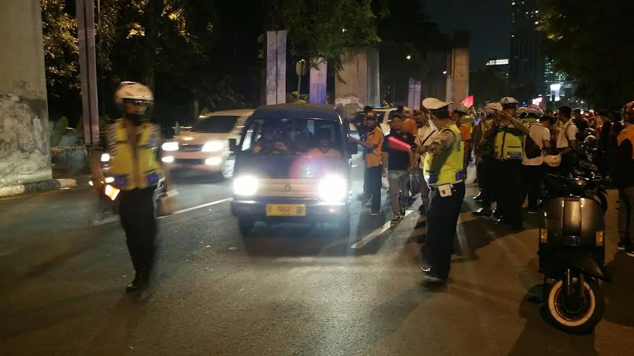 Keluhan Sopir Angkot Pembawa The Jak Saat Ditilang