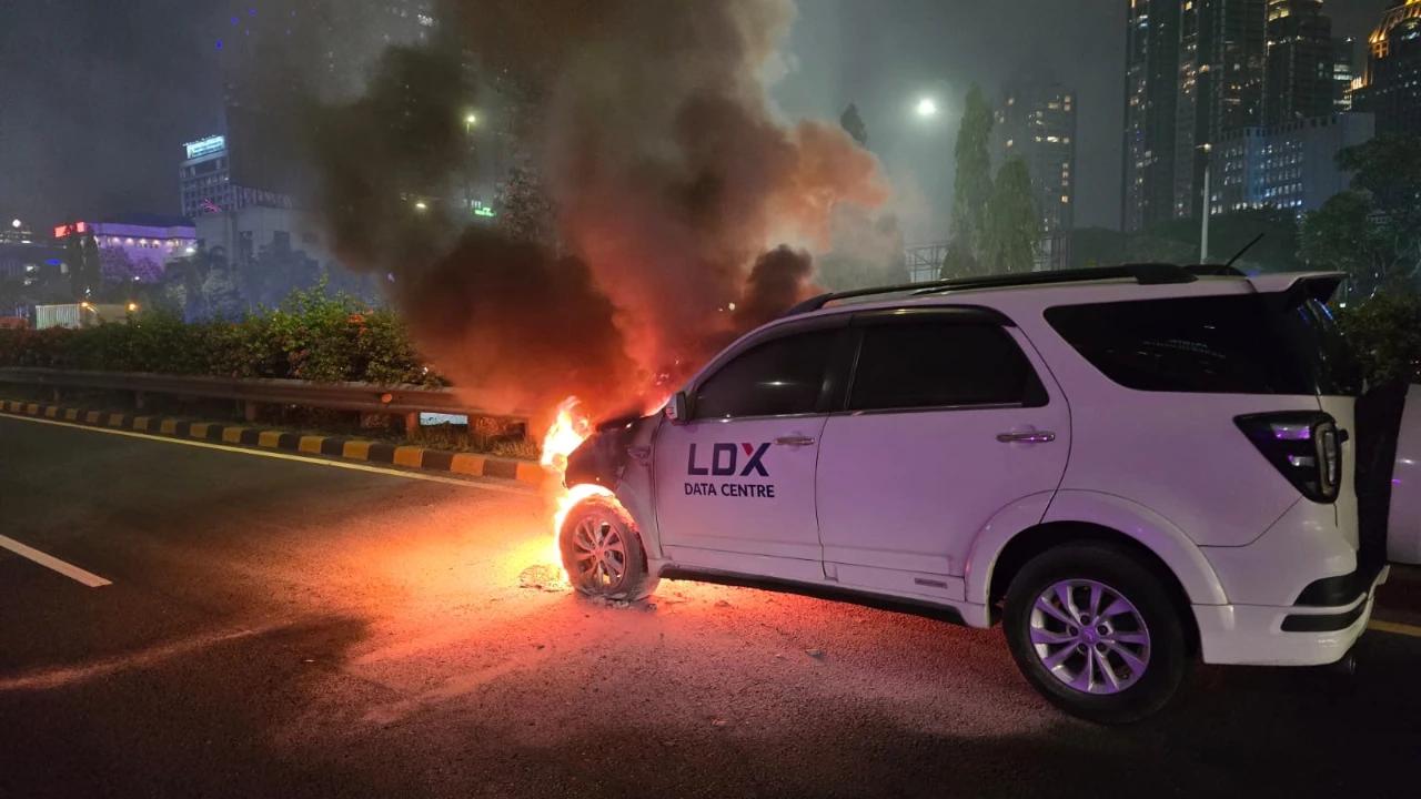 Mobil Terios Terbakar di Tol Dalam Kota, Bikin Panik di Tengah Macet
