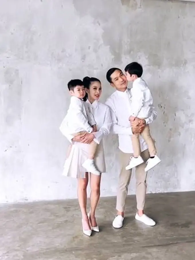 Tampil Kompak, Ini 7 Momen Pemotretan Sandra Dewi Bersama Keluarga Besar Moeis