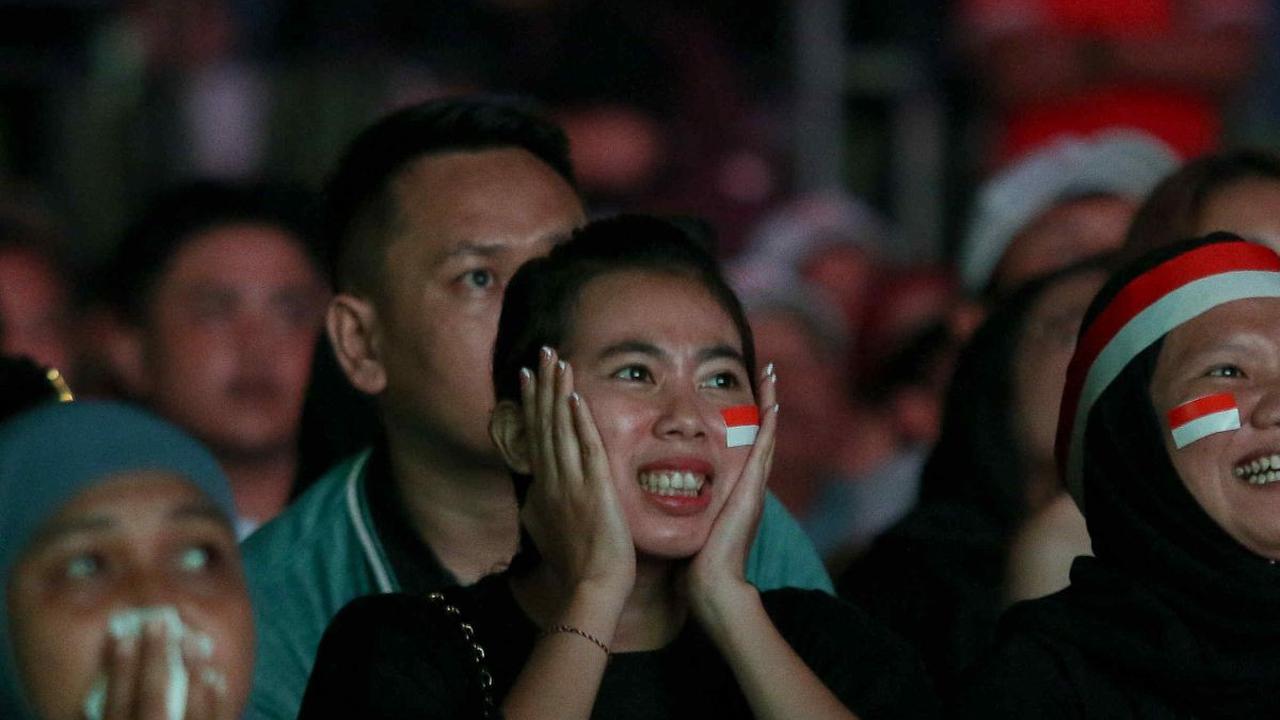 Suporter bereaksi ketika menghadiri nonton bareng atau nobar pertandingan Timnas Indonesia U-23 vs Irak U-23 dalam babak perebutan peringkat ketiga Piala Asia U-23 2024 di Monas, Jakarta, Kamis (2/5/2024) malam.&nbsp;Foto: Liputan6.com/Herman Zakharia