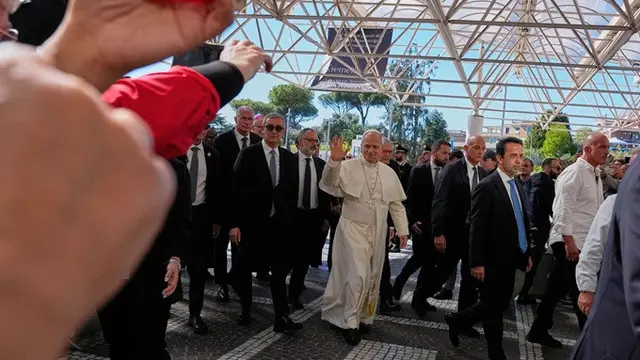 Paus Leo XIV saat tiba di Rumah Sakit Gemelli, Roma, Italia, pada Selasa (13/10/2026).