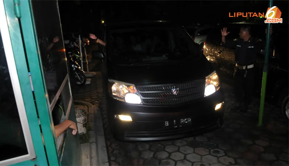 Ahmad Dhani datang ke di RS Meilia Cibubur, sekitar pukul 20.00 usai mengunjungi keluarga korban yang meninggal dalam kecelakaan (Liputan6.com/ Helmi Fithriansyah)
