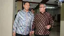 Menko Polhukam Wiranto (kiri) bersama Ketua KPU, Arief Budiman berjalan bersama jelang melakukan pertemuan di Gedung KPU, Jakarta, Selasa (6/3). Pertemuan berlangsung sekitar satu jam dan tertutup. (Liputan6.com/Helmi Fithriansyah)