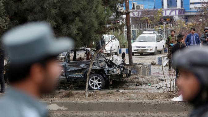 Kondisi mobil yang hancur usai terkena ledakan bom bunuh diri di Kabul, Afghanistan (15/11). Dalam insiden ini, kelompok teroris Negara Islam (ISIS) mengaku bertanggung jawab atas serangan tersebut. (AP Photo/Rahmat Gul)