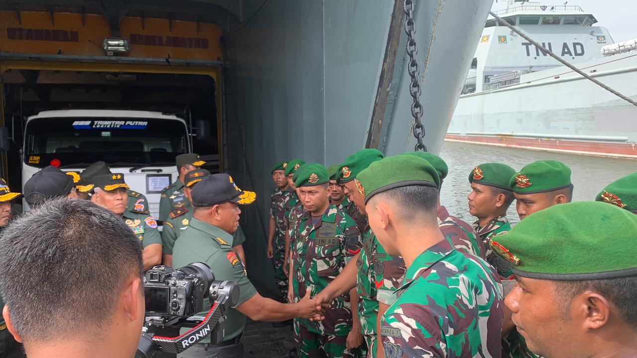 Perkuat Penanganan Bencana, TNI AD Lepas Kapal Keenam Menuju Wilayah Terdampak di Sumatra