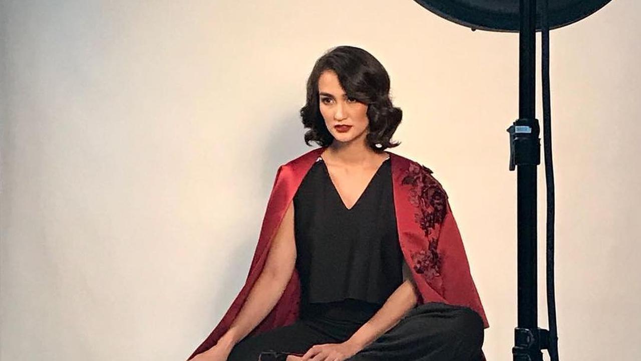 [Bintang] Pakai Kebaya Lebih Elegan dengan Makeup Andalan Atiqah Hasiholan Ini