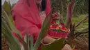 Perempuan bernama Dr. Rieke Diah Pitaloka Intan Purnamasari, S.S, M.Hum itu mengenakan pakaian motif bunga dan celana panjang putih. Pemeran dalam film Laskar Pelangi itu melengkapi penampilannya dengan kerudung warna merah jambu. [Foto; Instagram/riekediahp]