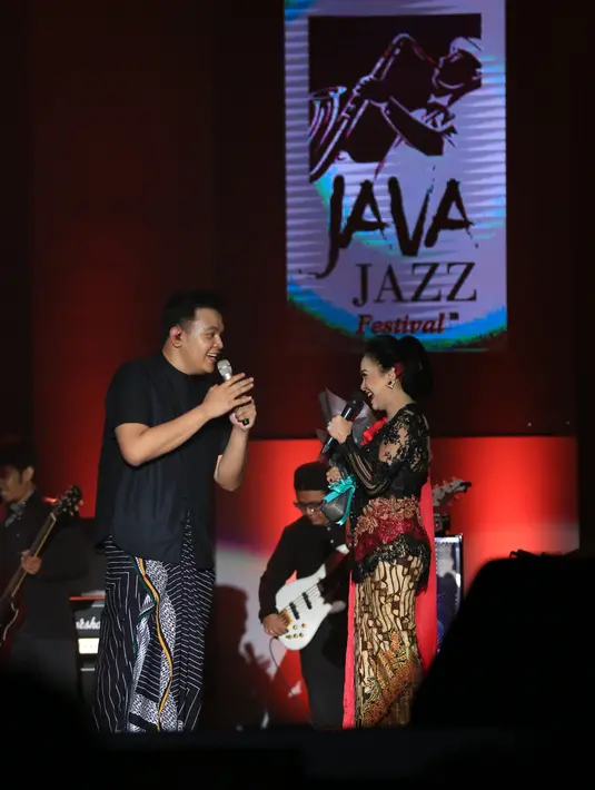 "Terima kasih loh buat Tulus yang sudah bawa musik keroncong ke sini (Java Jazz)," ucap Sundari Soekotjo di atas panggung. (Adrian Putra/Bintang.com)