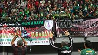 Bonekmania dan Persipuramania berbaur di satu tribune saat pertandingan Persebaya Surabaya melawan Persipura Jayapura di Gelora Bung Tomo, Selasa (29/5/2018). (Bola.com/Aditya Wani)