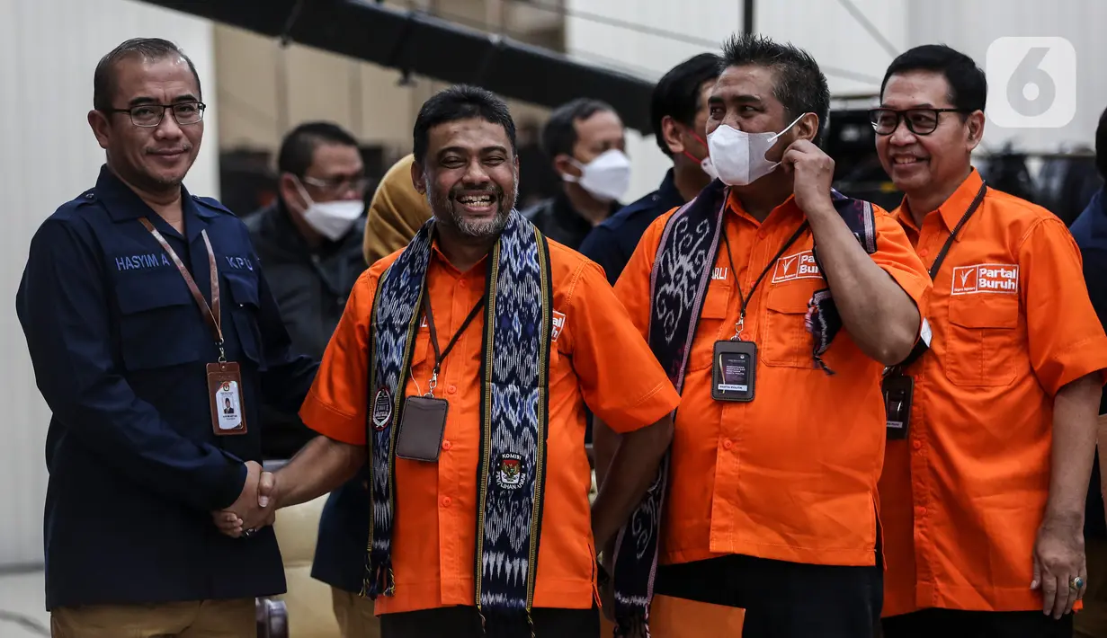 Ketua Komisi Pemilihan Umum (KPU) Hasyim Asy'ari (kiri) menerima kedatangan Ketua Umum Partai Buruh Said Iqbal (kedua kiri) saat pendaftaran partai politik calon peserta Pemilu 2024 di Kantor KPU, Jakarta, Jumat (12/8/2022). Partai Buruh mendaftarkan diri sebagai partai ke-25 calon peserta Pemilu 2024. (Liputan6.com/Johan Tallo)