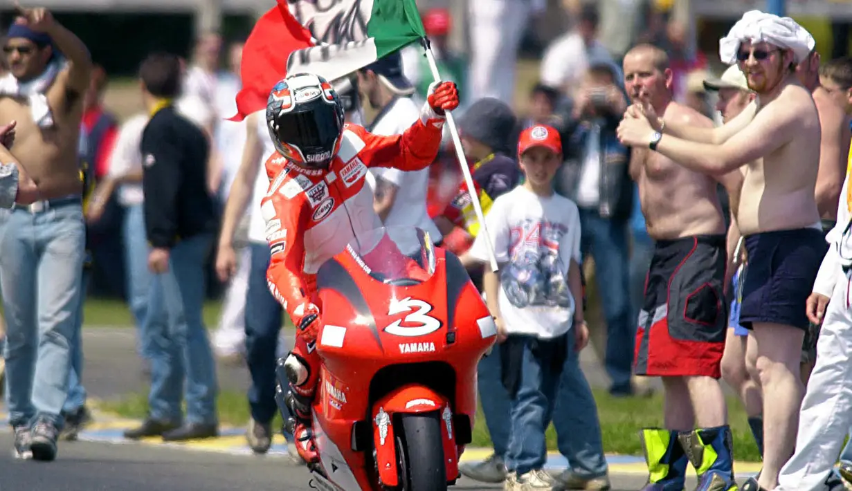 Max Biaggi sempat menjadi rival Valentino Rossi di awal karirnya di Moto GP. Ia meraup total 13 podium di ajang balap tersebut. Karena tak kunjung meraih gelar juara The Roman Emperor (julukan Biagi) berpindah ke Superbike dan sukses menyabet dua kali gelar juara dunia. (Foto: AFP/Frank Perry)