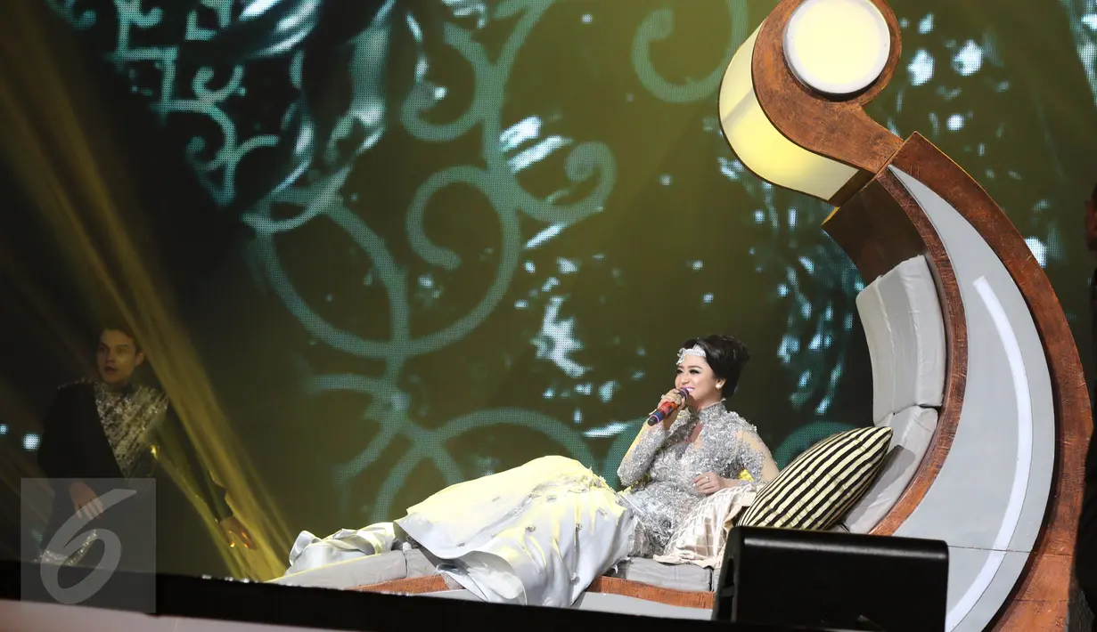 Dewi Persik saat tampil di Konser Raya 22 Tahun Indosiar, Jakarta, Rabu (11/1). Perayaan HUT Indosiar ke-22 ini dimeriahkan oleh artis-artis papan atas Indonesia. (Liputan6.com/Herman Zakharia)