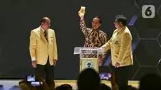 Presiden Joko Widodo (tengah) didampingi Ketua Umum Partai Golkar Airlangga Hartarto (kanan) dan Ketua Penyelenggara Musyawarah Nasional Partai Golkar Melchias Markus Mekeng (kiri) saat pembukaan Munas X Partai Golkar di Jakarta, Selasa (3/12/2019). (Liputan6.com/Johan Tallo)