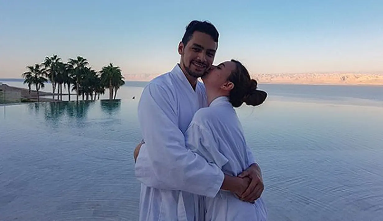 Pasangan ini memang sempat menikah pada 17 Oktober 2013, akan tetapi tiba-tiba Asmirandah membatalkan pernikahan tersebut. (foto: instagram.com/asmirandah89)