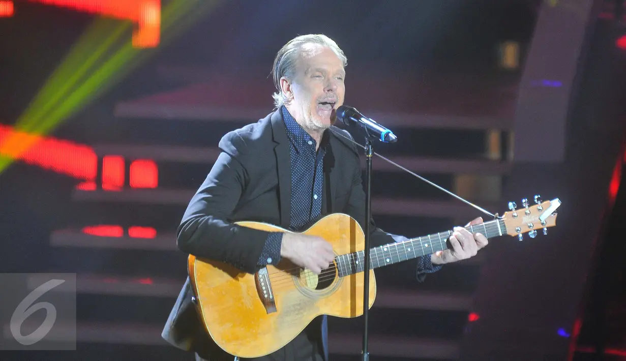 Musisi kenamaan dunia asal Australia, Rick Price berkolaborasi dengan musisi Indonesia saat acara Golden Memories International di studio Indosiar, Jakarta, Senin (9/1). (Liputan6.com/Angga Yuniar)