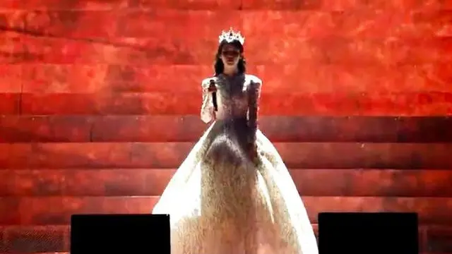 Penata Gaya IU bersembunyi di balik gaunnya saat konser Tur Dunia HEREH