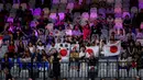 Suporter Jepang memberikan dukungan kepada para pesenamnya saat final All-Around Kejuaraan Dunia Gimnastik 2025 di Indonesia Arena, Senayan, Jakarta, Rabu (22/10/2025). (Bola.com/Bagaskara Lazuardi)