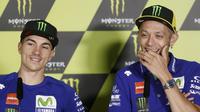 Valentino Rossi terkesan dengan performa Maverick Vinales yang mampu bersaing di MotoGP 2017. (EPA/Andeu Dalmeu)