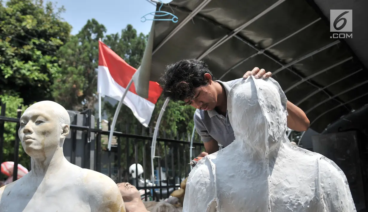 Seorang pengrajin saat menyelesaikan pembuatan boneka prostetik di kawasan Bekasi, Jawa Barat, Senin (24/9). Boneka prostetik buatan Kocom telah banyak digunakan dalam dunia perfilman sebagai peran pengganti stuntman. (Merdeka.com/ Iqbal S. Nugroho)