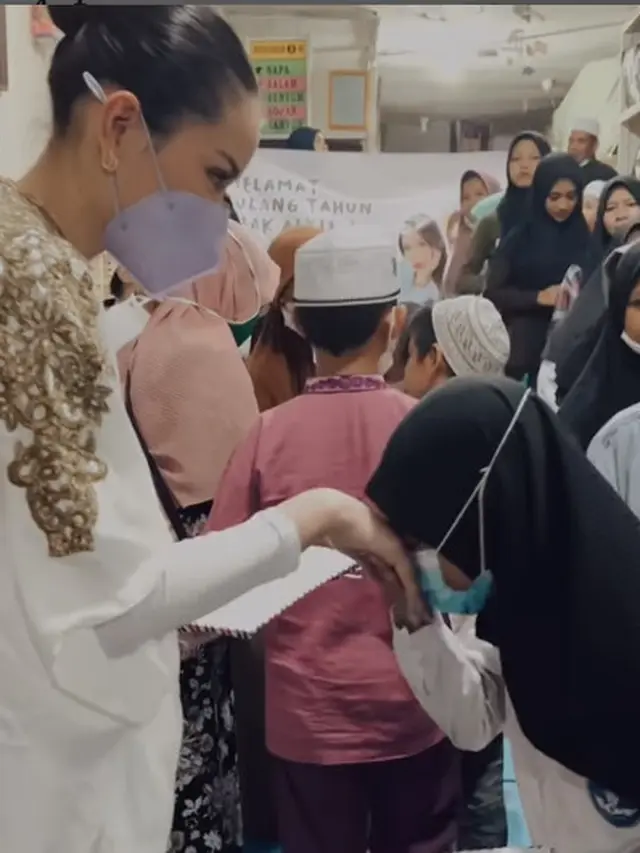 6 Momen Alyssa Daguise Rayakan Ultahnya di Panti Asuhan, Menawan Pakai Kaftan