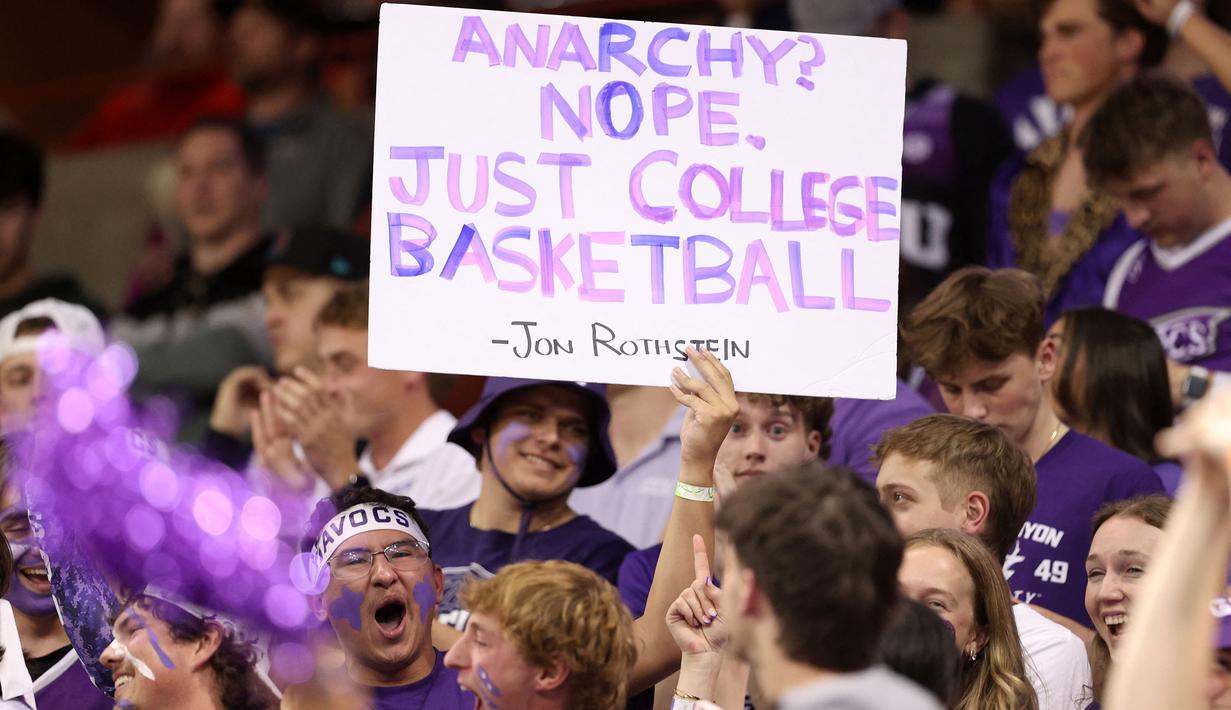 Suporter Grand Canyon Antelopes membawa poster bertuliskan "Anarki? Tidak. Hanya basket universitas - Jon Rothstein" saat laga putaran pertama Divisi I NCAA melawan Saint Mary yang berlangsung di Spokane Veterans Memorial Arena, Washington, Amerika, Minggu (23/03/2024) WIB. (AFP/Getty Images/Steph Chambers)