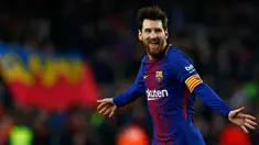 Penyerang Barcelona, Lionel Messi melakukan selebrasi usai mencetak gol ke gawang Girona pada lanjutan La Liga Spanyol di stadion Camp Nou (25/2). Barcelona menang telak 6-1 dan Messi mencetak dua gol di pertandingan ini. (AP Photo/Manu Fernandez)