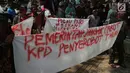 Sejumlah warga Pulau Pari menggelar aksi di depan Balai Kota DKI Jakarta, Senin (30/4). Warga meminta Pemprov mencabut sertifikat tanah yang diberikan kepada PT Bumi Pari Asri, yang dinilai cacat prosedur dan maladministrasi. (Liputan6.com/Arya Manggala)