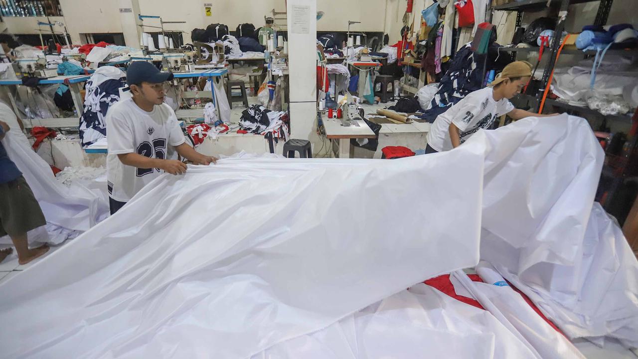 FOTO: Menjahit Merah Putih Sepanjang 2 Kilometer Sambut HUT RI ke-80