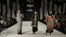 Marcella Zalianty, Tetty Liz Indriati bersama Olivia Zalianty berpose mengenakan busana rancangan Era Soekamto  dalam Senayan City Fashion Nation ke-11, Jakarta, Rabu (12/4). Mereka adalah ibu dan anak yang inspiratif. (Liputan6.com/Herman Zakharia)