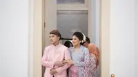 Sedangkan saat syukuran 7 bulan kehamilan, Erina menggunakan kebaya kreasi desainer Didiet Maulana. Sang desainer merancang kebaya tie dye bermotif bunga dengan detail pink dan biru. [@erinagudono]