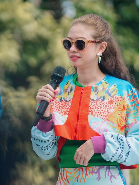 Di beberapa unggahannya, mantan kekasih Ryuji Utomo ini memang cukup sering memakai kacamata. Sedang bekerja sebagai presenter dengan nuansa outdoor, Yuki Kato pun memilih tampil kece dengan memakai kacamata.(Liputan6.com/IG/@yukikt)