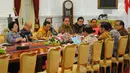 Dewan Pengarah Badan Pembinaan Ideologi Pancasila (BPIP) menemui Presiden Joko Widodo atau Jokowi di Istana Merdeka, Jakarta, Kamis (9/5/2019). Dalam pertemuan tertutup tersebut, hadir Ketua Dewan Pengarah BPIP yang juga mantan Presiden kelima Megawati Soekarnoputri. (Liputan6.com/Angga Yuniar)