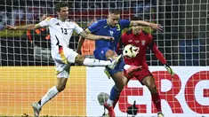 Penyerang Jerman, Thomas Muller berebut bola melawan bek Ukraina Oleksandr Swatok (tengah) dan kiper Anatolij Trubin dalam laga uji coba jelang Piala Eropa 2024 di Stadion Max Morlock, Nurenberg, Selasa (4/6/2024). (Tom Weller/dpa via AP)