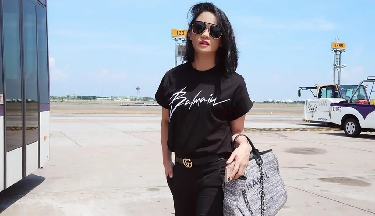 Wanita kelahiran tahun 1981 ini juga kerap mengunggah kegiatan sehari-hari di media sosial pribadinya. Bak seorang anak muda, gaya busana yang kerap dikenakan pun terkesan santai. (Liputan6.com/IG/ririnekawati)