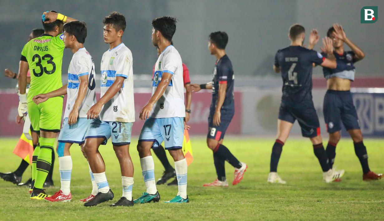 Para pemain Persela Lamongan tampak lesu usai ditaklukkan Arema FC 0-3 dalam laga pekan ke-6 BRI Liga 1 2021/2022 di Stadion Madya, Jakarta, Minggu (3/9/2021). (Bola.com/M Iqbal Ichsan)