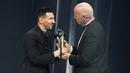 Presiden FIFA, Gianni Infantino, memberikan trofi penghargaan kepada Lionel Messi sebagai pemain terbaik FIFA 2022 di Paris, Selasa (28/2/2023). (AP Photo/Michel Euler)