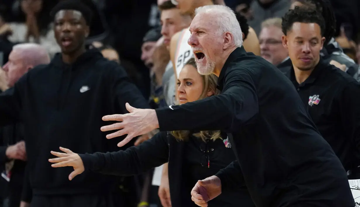 Rekor ini kian mengukuhkannya sebagai salah satu pelatih terbaik NBA sepanjang masa. Sebelumnya, ia sudah memenangi gelar juara NBA sebanyak 5 kali bersama Spurs dan tiga kali menjadi pelatih terbaik. (AP Photo/Eric Gay)