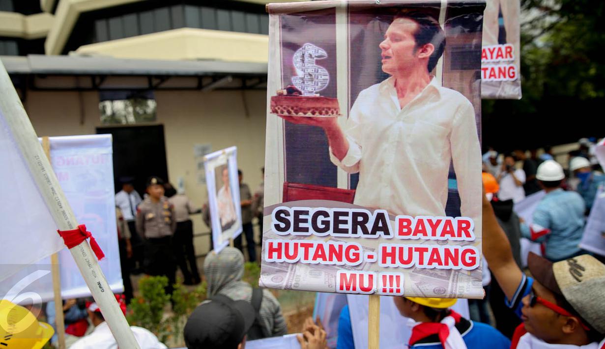 Para vendor dari sejumlah perusahaan membawa berbagai poster saat demo di depan Kedubes Arab Saudi, Jakarta, Rabu (7/10). Mereka meminta Cosmin C. Diluca selaku direktur PT N untuk segera membayarkan hutang senilai Rp25 miliar.(Liputan6.com/Faizal Fanani)