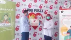 Kepala Unit Usaha Syariah ACC Wisnu Wardhana (kiri) menyerahkan secara simbolis bantuan donor plasma kepada Kepala Unit Donor Darah PMI Ria Syafitri (kanan) di Jakarta Kamis (04/02/2021). (Liputan6.com/Pool)
