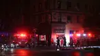 Pejalan kaki menyeberang jalan dekat kendaraan tanggap darurat saat pemadaman listrik di New York, AS, Sabtu (13/7/2019). Pemadaman listrik melanda sekitar 42 ribu pelanggan di Kota New York. (AP Photo/Michael Owens)