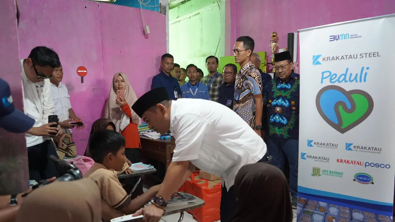 Krakatau Steel Peduli menggelar kegiatan "Jumat Berkah" dengan membagikan paket makan bergizi gratis kepada siswa Madrasah Ibtidaiyah Mathla’ Ulhuda, Cilegon, pada Jumat (7/2).