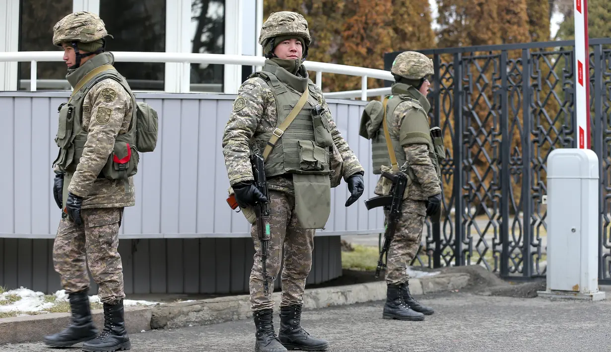 Penjaga perdamaian Organisasi Perjanjian Keamanan Kolektif menjaga area di bandara di luar Almaty, Kazakhstan (11/1/2022). aliansi enam negara bekas Soviet, atas permintaan presiden di tengah kerusuhan publik yang belum pernah terjadi sebelumnya. (Russian Defense Ministry Press Service via AP)