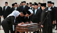 Menteri Pemuda dan Olahraga (Menpora) RI, Erick Thohir (kanan), tengah melantik Pejabat Pimpinan Tinggi Pratama dan Pejabat Administrator di Auditorium Wisma Menpora, Jakarta, Rabu (1/4/2026). (Dok. Kemenpora)